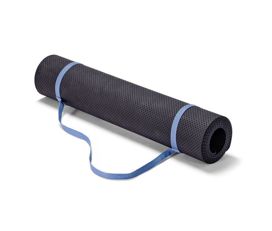 Eine zusammengerollte Yoga-und-Fitnessmatte mit blauem Riemen.
