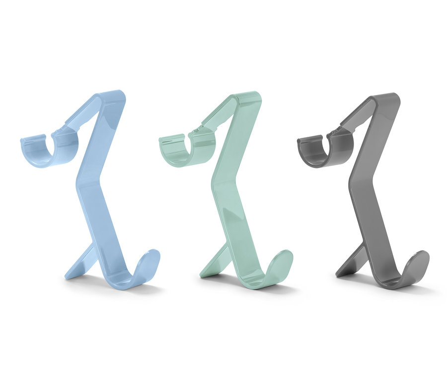 Drei Heizkörper-Haken in blau, grün und grau.