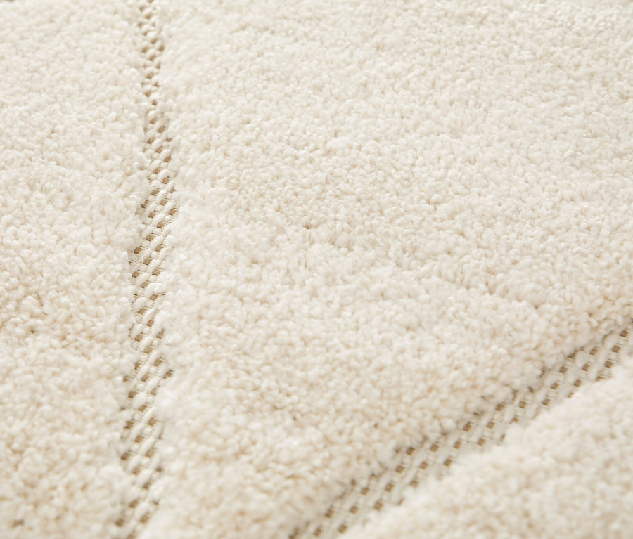 Detailansicht eines beigen Indoorteppichs »NATIVO Boho Lines«.