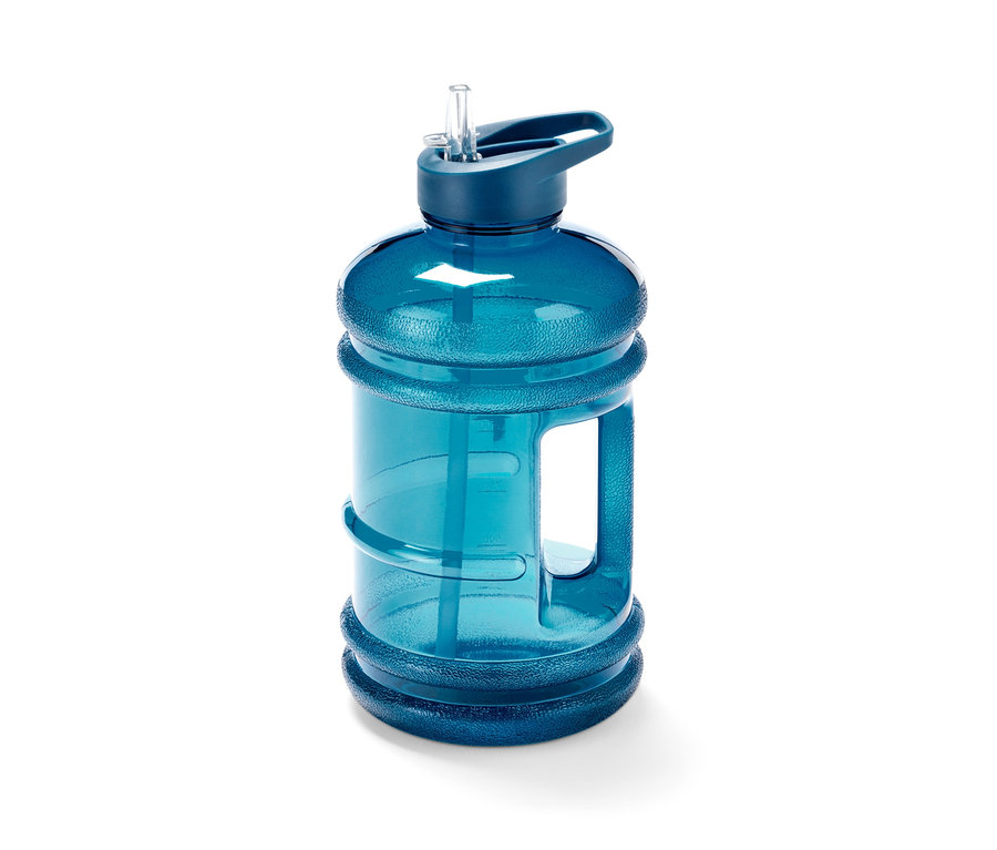 Eine blaue XXL-Trinkflasche mit Strohhalm auf weißem Hintergrund.