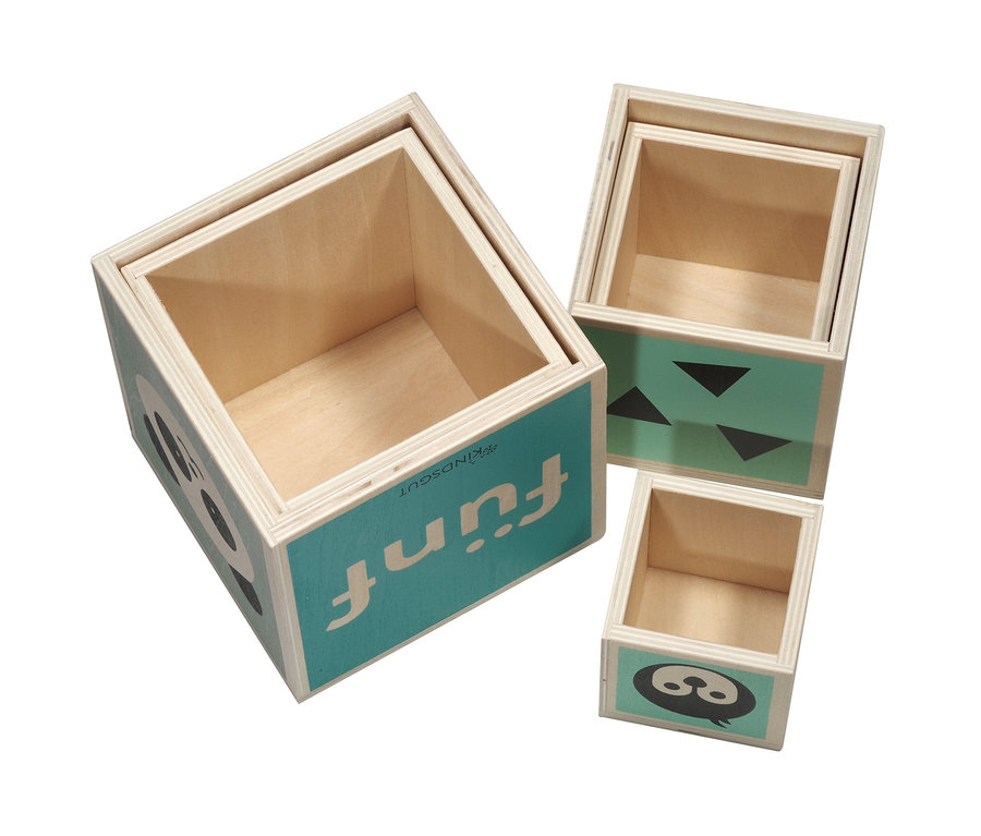 Drei Holz-Stapeltürme unterschiedlicher Größe mit verschiedenen Designs.
