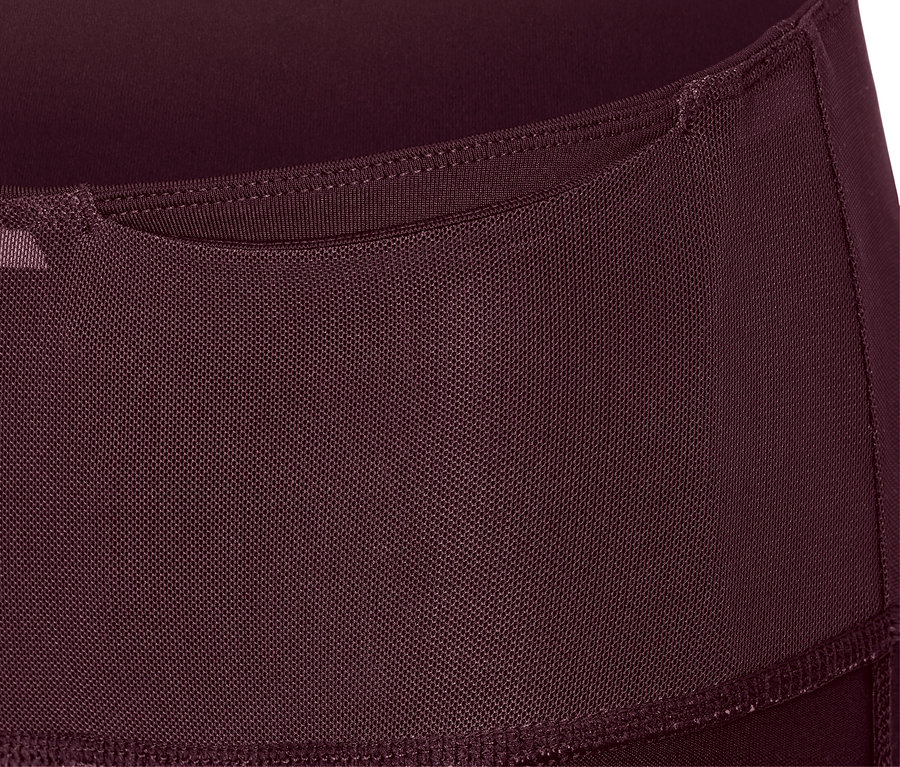 Detailansicht einer bordeauxfarbenen 3/4-Sporttight mit Tasche am Bund.