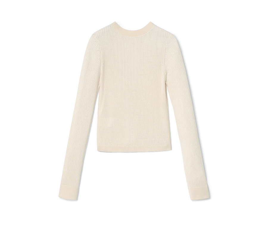 Eine Kinder-Strickjacke liegt auf einem weißen Hintergrund.