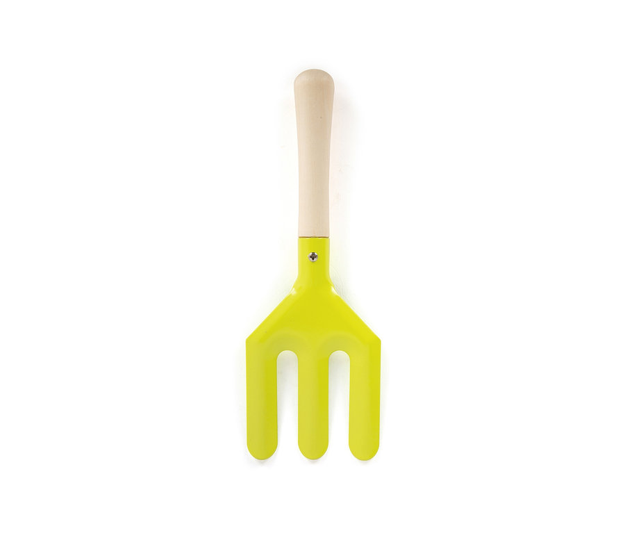 Gelbe small foot Gartenharke mit Holzgriff auf weißem Hintergrund.