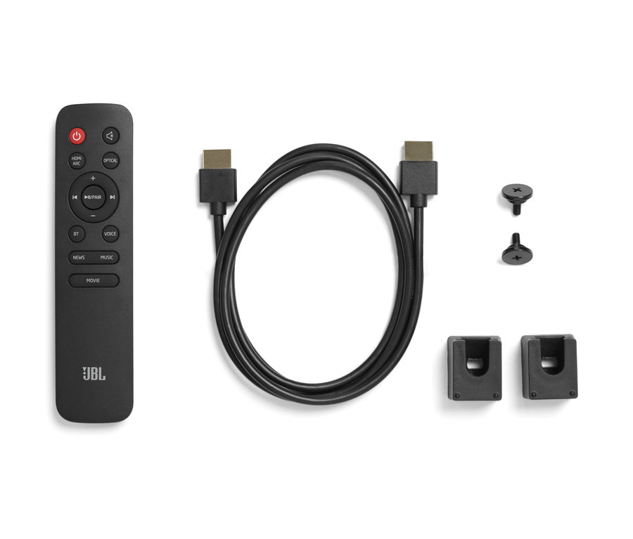 Eine Fernbedienung, ein HDMI-Kabel, zwei Schrauben und zwei Halterungen auf weißem Hintergrund. JBL Soundbar »Cinema SB120«