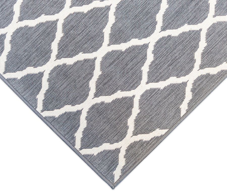 Detailansicht eines grauen Outdoor-Wendeppichs »Rhombus« mit weißem Rautenmuster.