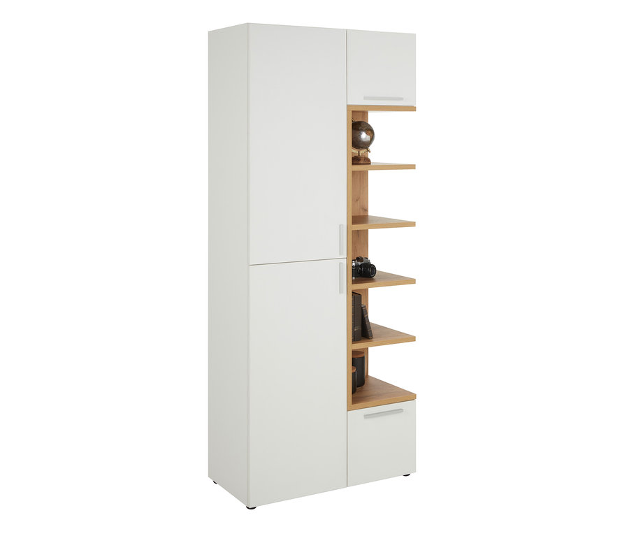 Weiße Vitrine »Nonza« mit Holzregalen. Auf den Regalen stehen Bücher, eine Kamera und Dekorationen.