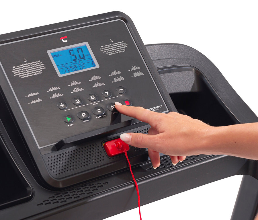 Eine Hand drückt eine Taste auf der Konsole des Christopeit Sport Einsteiger Laufbands »CS 3000«.