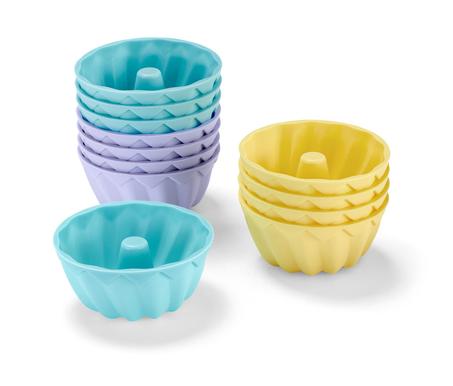 Sets mit 12 Mini-Gugelhupfformen in blau, lila und gelb.