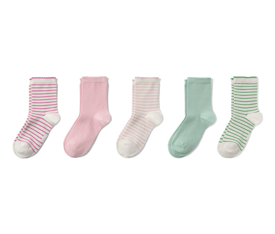 Fünf Paar Socken: ein Paar rosa gestreift, ein Paar rosa, ein Paar weiß mit rosa Streifen, ein Paar grün und ein Paar weiß mit grünen Streifen.