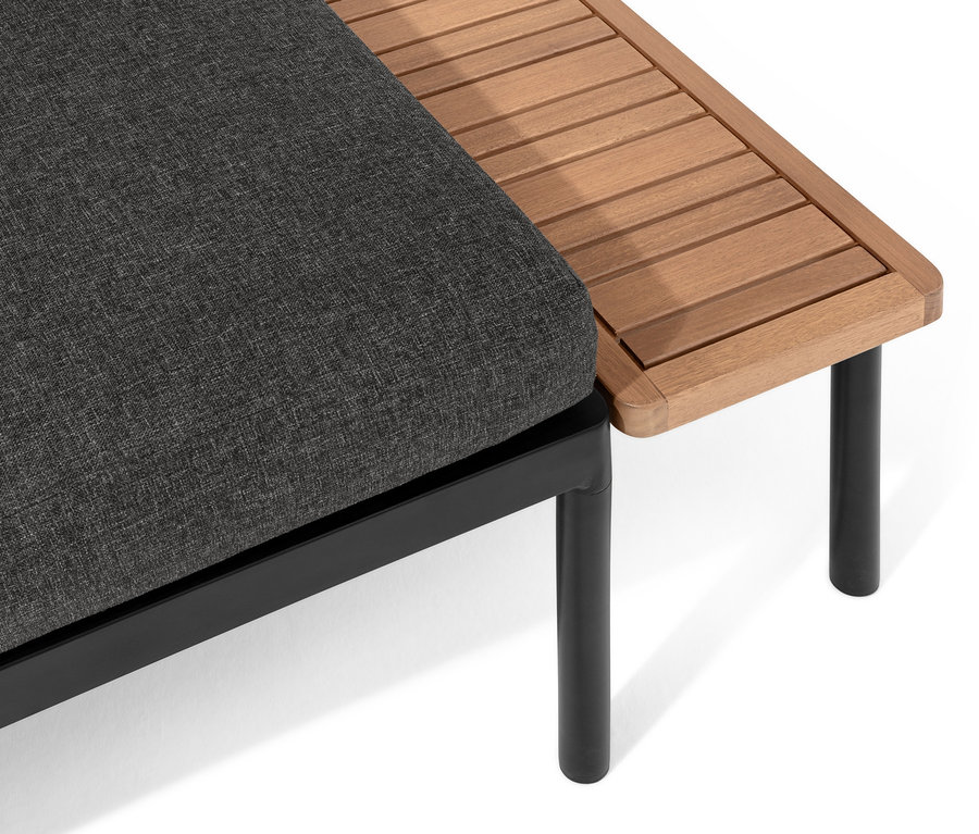 Detailansicht einer grauen 2-in-1-Sofa-Liege »Elin« mit Armlehne aus Lamellenholz und schwarzen Metallbeinen.