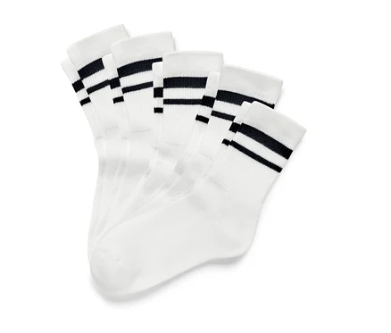 Vier Paar Kinder-Tennissocken mit schwarzen Streifen auf weißem Hintergrund.
