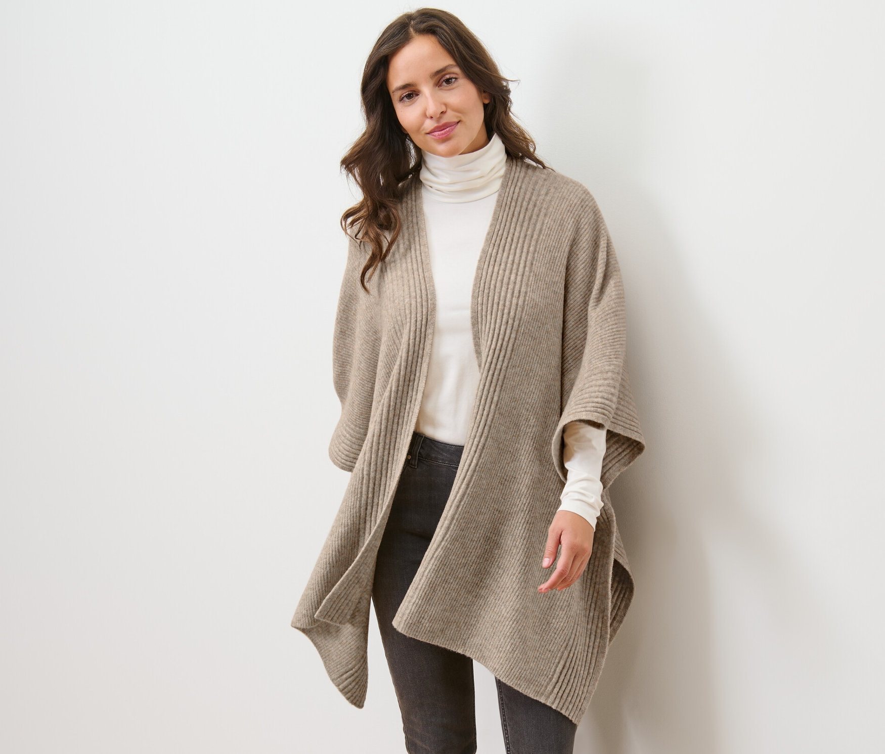 Frau trägt ein Strick-Cape.