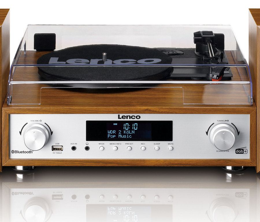 Nahaufnahme einer Lenco Stereoanlage mit Plattenspieler, die Bedienelemente und den Plattenspieler mit Schallplatte zeigt.