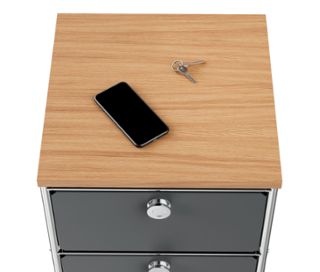 Auf der schmalen grauen Kommode Metall »CN3« mit Holzplatte und 2 Schubladen liegen Handy und Schlüssel.
