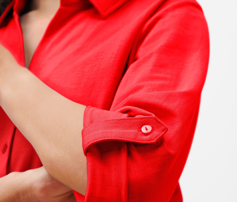 Detailaufnahme einer roten Piqué-Jerseybluse für Damen.