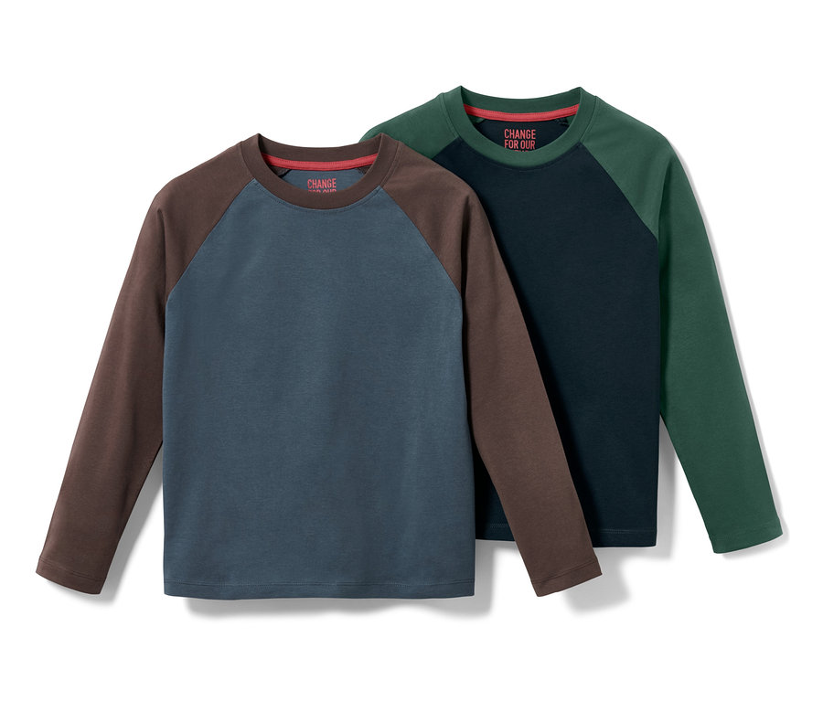 Zwei Kinder-Langarmshirts, ein braun-blaues und ein grün-dunkelblaues.