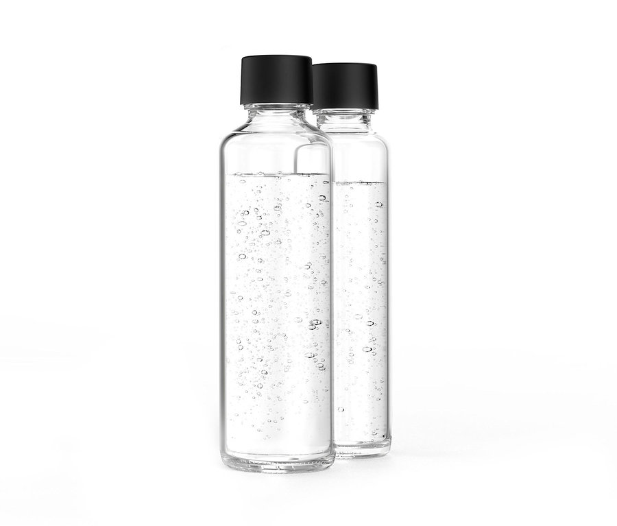 Zwei klare Glasflaschen mit schwarzen Verschlüssen, gefüllt mit Sprudelwasser. Sodapop Wassersprudler »Logan«