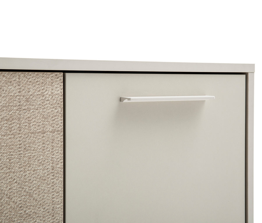 Detailansicht eines cremefarbenen Highboards »Edno« mit Canasta-Dekor.