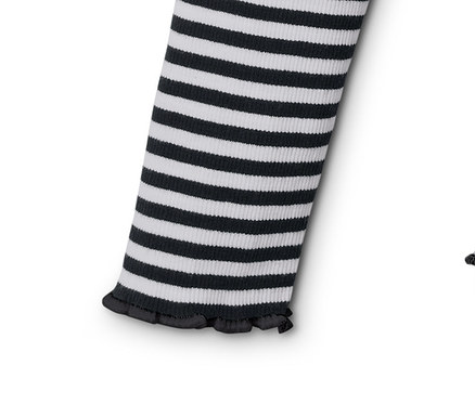 Schwarz-weiß gestreiftes Rollkragenshirt.