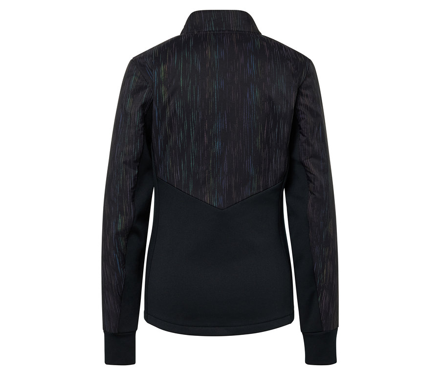 Detailansicht der Rückseite einer schwarzen Jacke mit Muster im oberen Bereich.