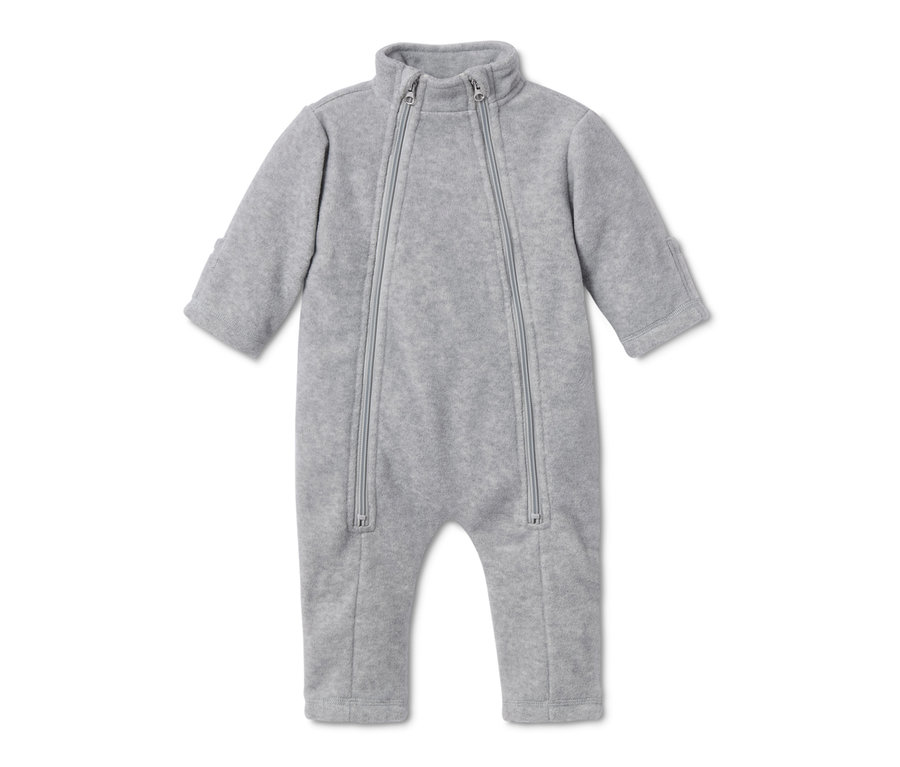 Grauer Baby-Fleece-Einteiler mit zwei Reißverschlüssen in der Mitte.