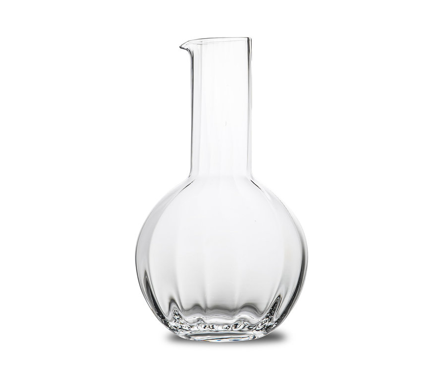 Eine transparente Glaskaraffe »Opacity« vor einem weißen Hintergrund.