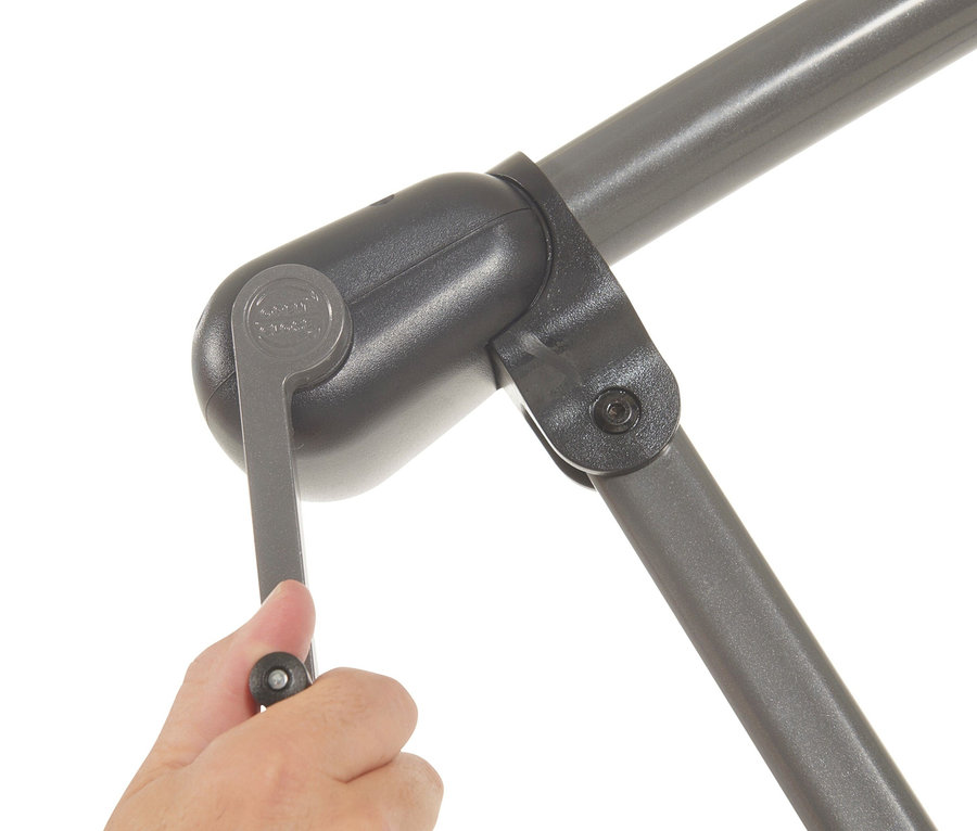 Eine Hand bedient die Kurbel eines anthrazitfarbenen Leco Ampelschirm Ø 300 cm.