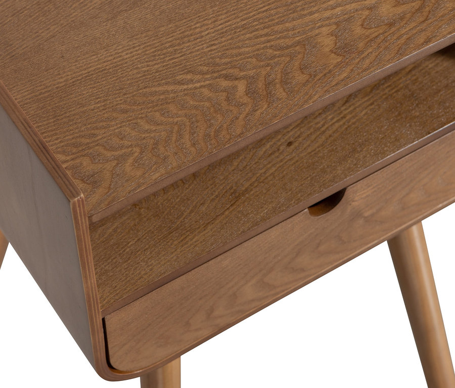 Detailansicht eines braunen Woood Nachttisch »Nils« aus Holz.