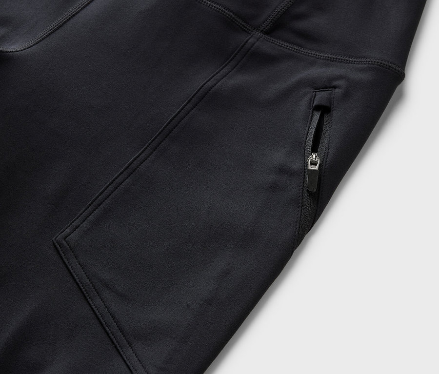 Detail einer schwarzen Outdoor-Tight mit Reißverschlusstasche.