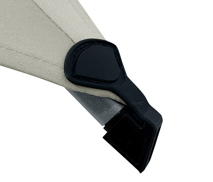 Detailaufnahme einer Eckverbindung eines hellgrauen Leco Marktschirms.