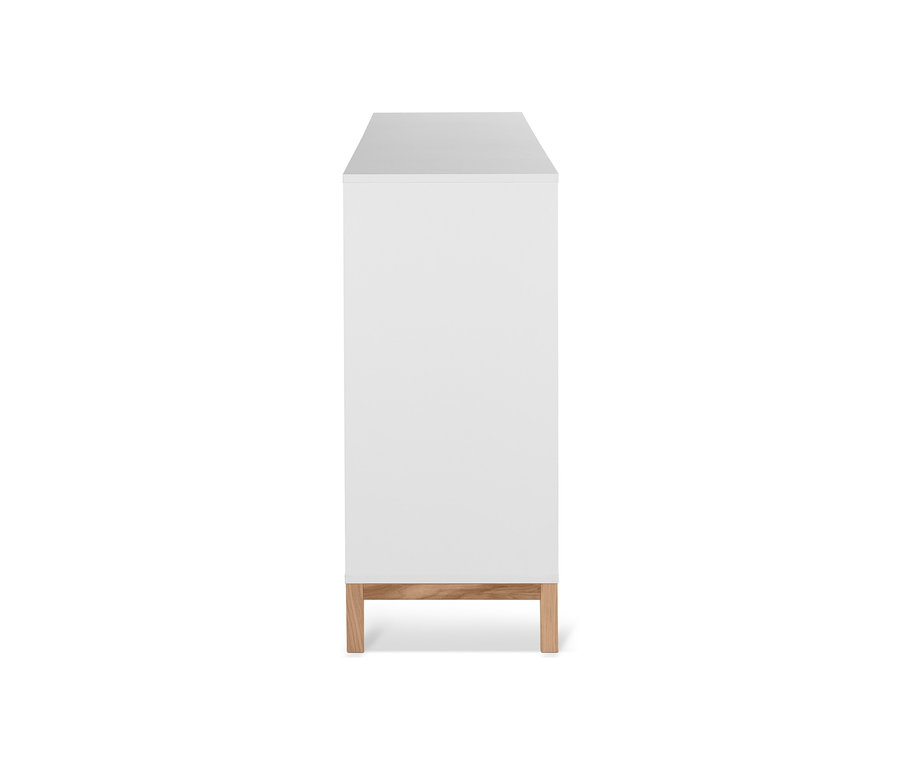 Seitenansicht eines weißen Sideboards »Eklund« mit Schubladen und Tür.