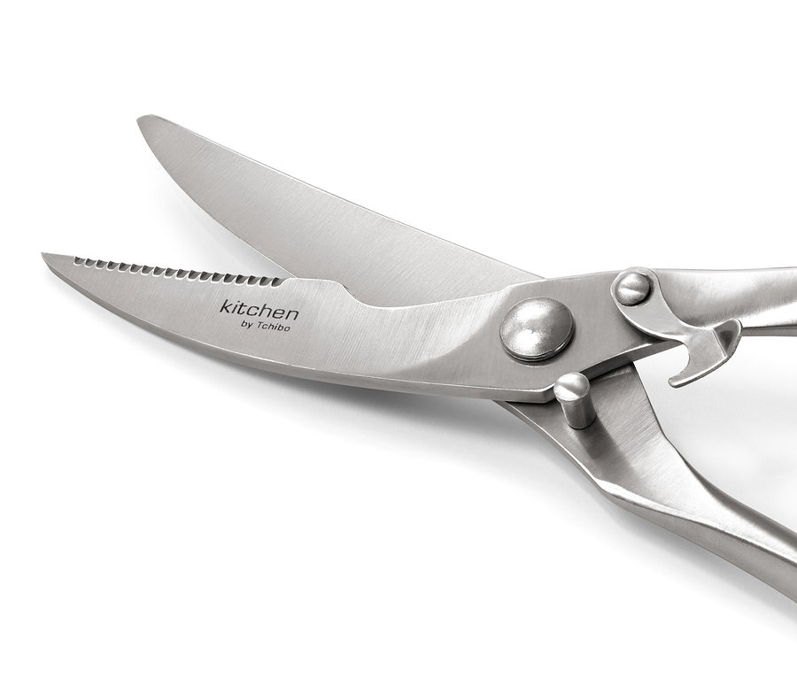 Nahaufnahme einer geöffneten Geflügelschere aus Edelstahl auf weißem Hintergrund.