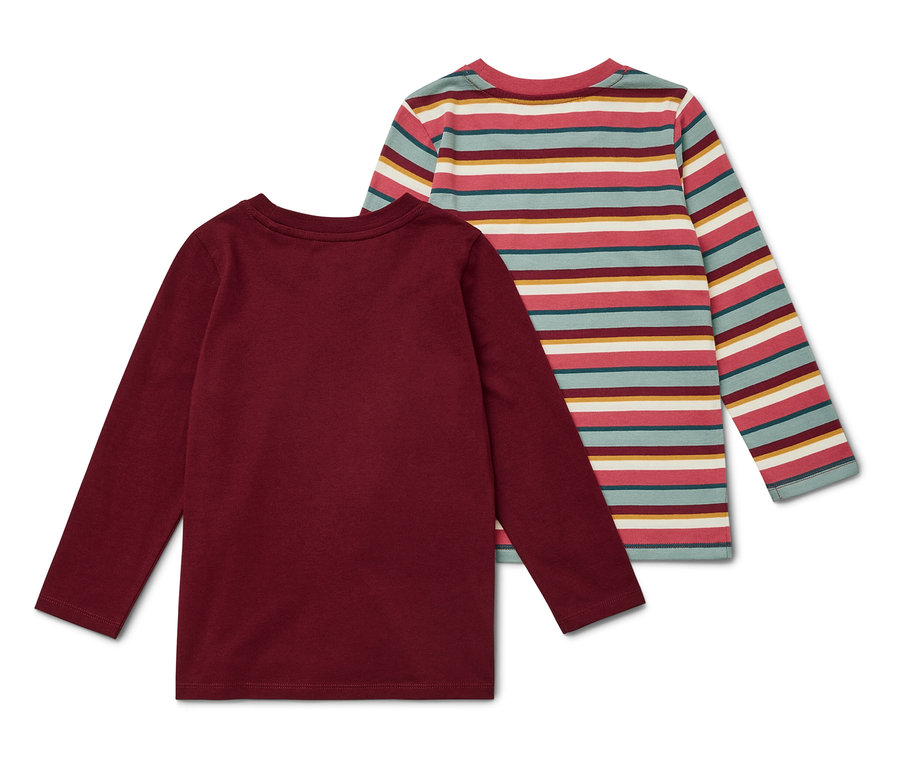 Zwei langärmelige T-Shirts liegen auf einem weißen Hintergrund. Eines ist weinrot und das andere hat bunte horizontale Streifen.