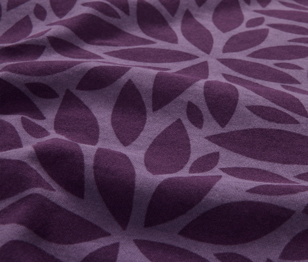 Nahaufnahme der lila Winterjersey-Bettwäsche in Normalgröße mit Blattmuster.