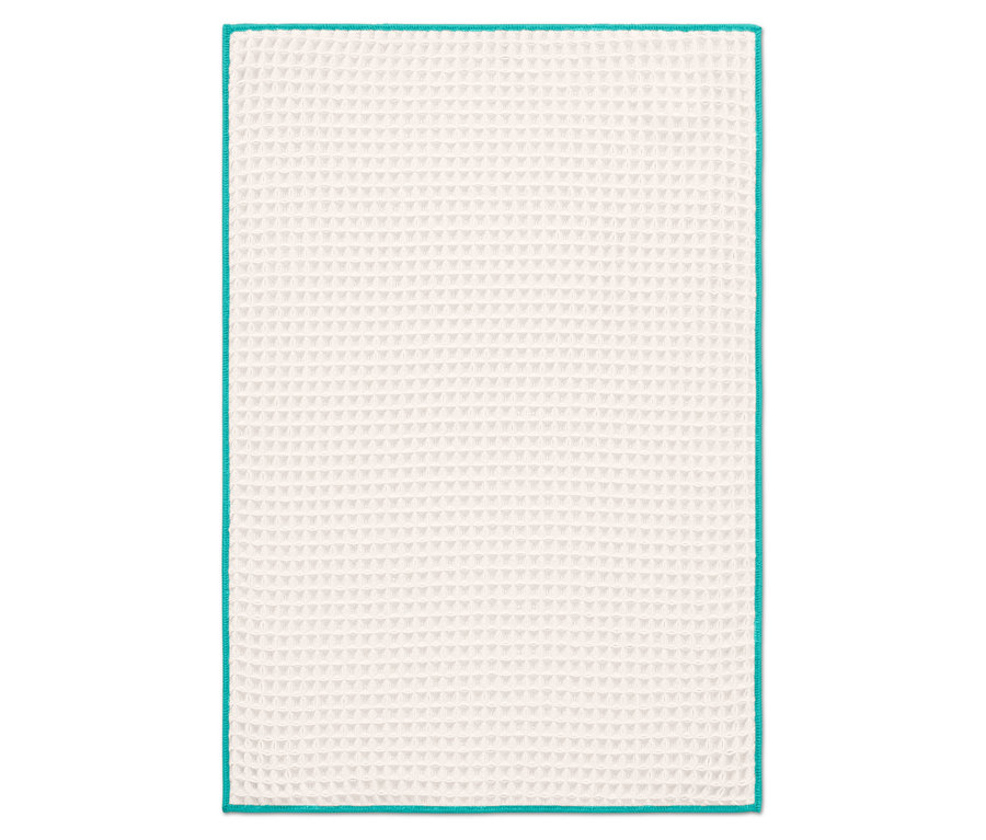 Ein extragroßes Trockentuch mit orangefarbenem Rand.