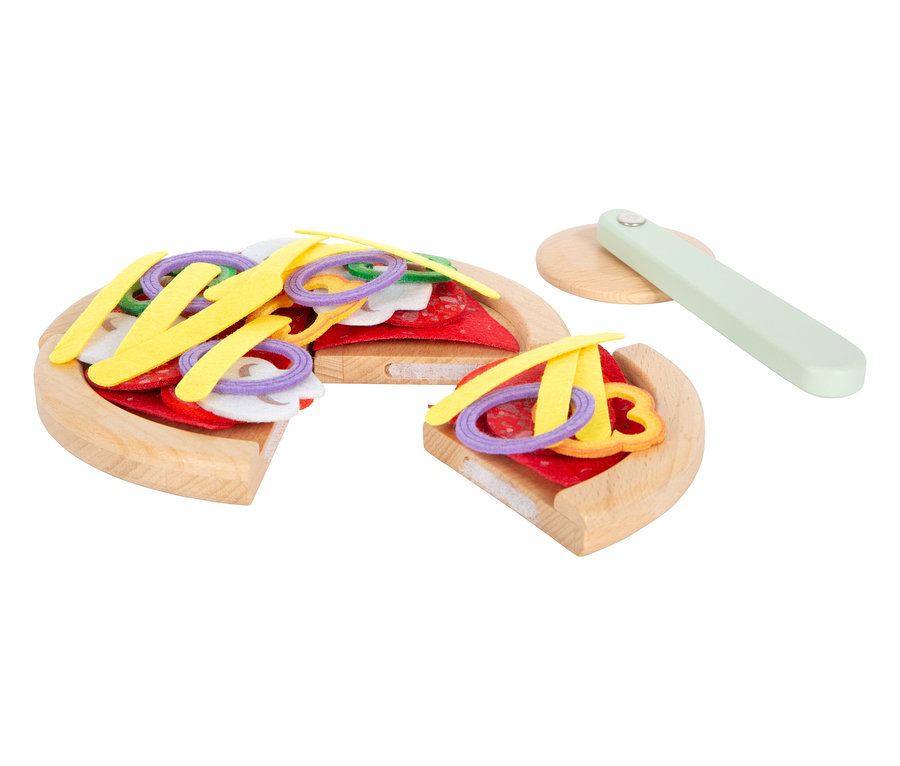Holzspielzeugpizza mit Pizzaschneider, ein Stück fehlt.