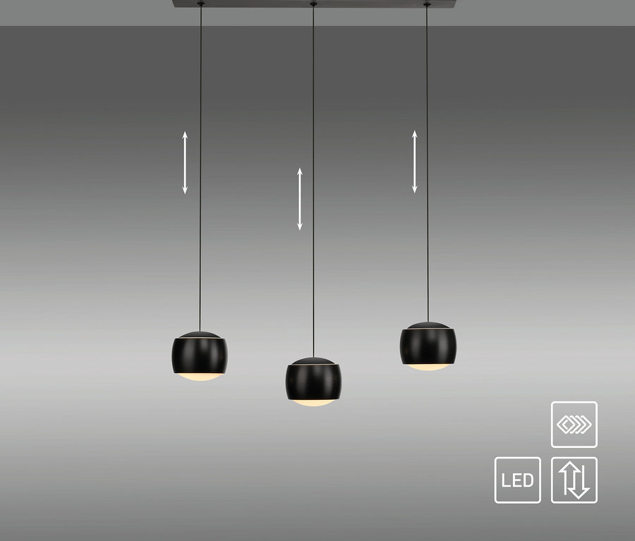Schwarze Deckenleuchte mit drei Lichtern hängt von der Decke.