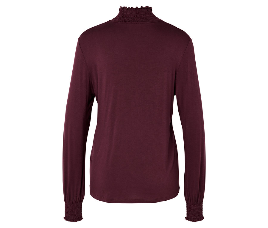 Ein weinrotes Langarmshirt mit Rüschenkragen.