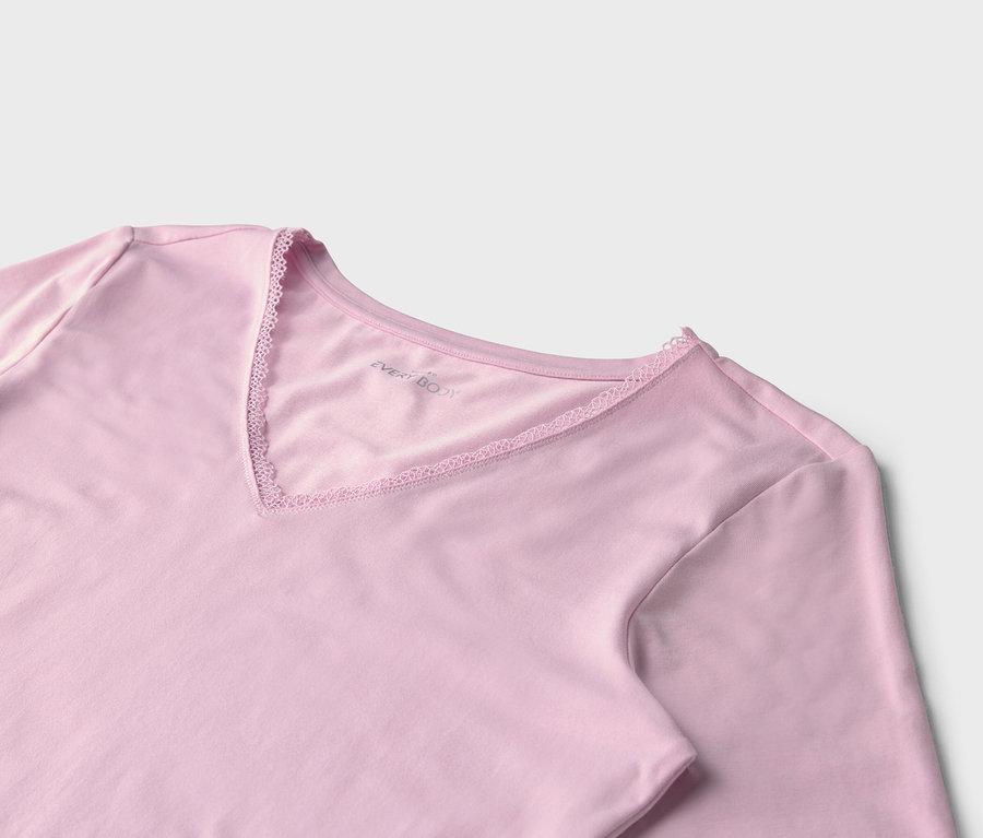 Detailansicht eines hellrosa langärmeligen V-Ausschnitt-Shirts mit Spitzenbesatz.