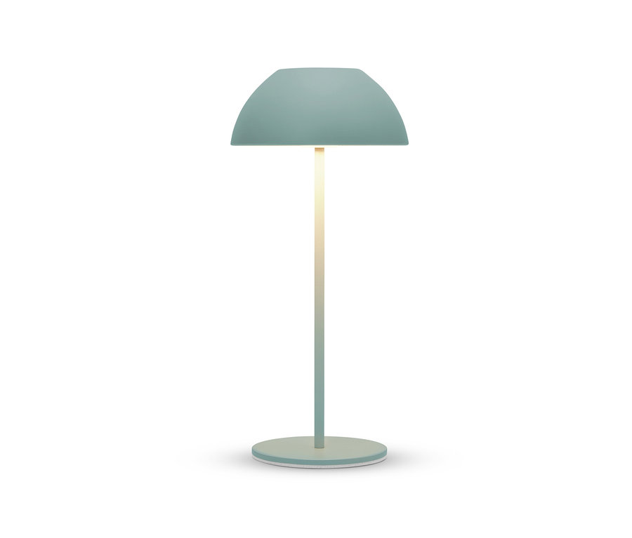Hellblaue Lampe mit abgerundetem Lampenschirm auf weißem Hintergrund.