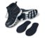 Marineblaue Winterstiefel mit weißer Sohle und zwei marineblaue Schuheinlagen.