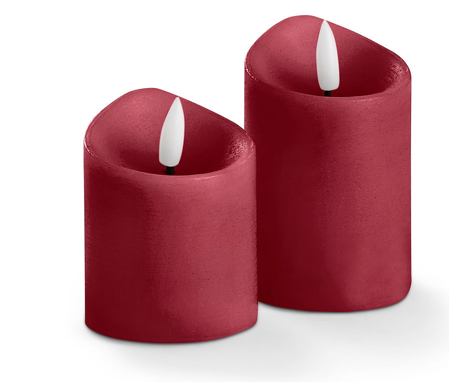 Zwei rote LED-Kerzen auf einem weißen Hintergrund.