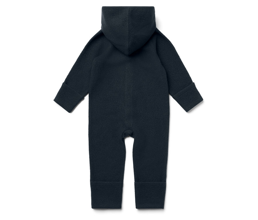 Ein marineblauer Overall mit Kapuze liegt auf einem weißen Hintergrund.