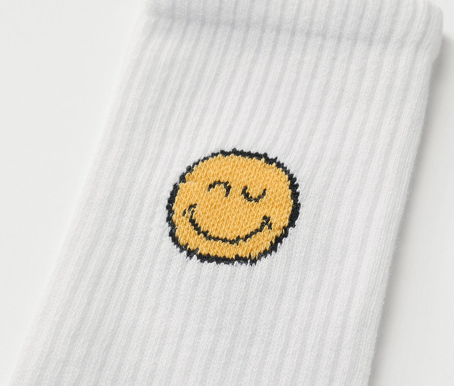 Detailaufnahme einer weißen Kinder-Tennissocke (5 Paar Kinder-Tennissocken SMILEYWORLD®) mit Smiley-Motiv.