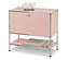Rosa Schrank mit Chromrahmen und beige Decke auf dem unteren Regal.