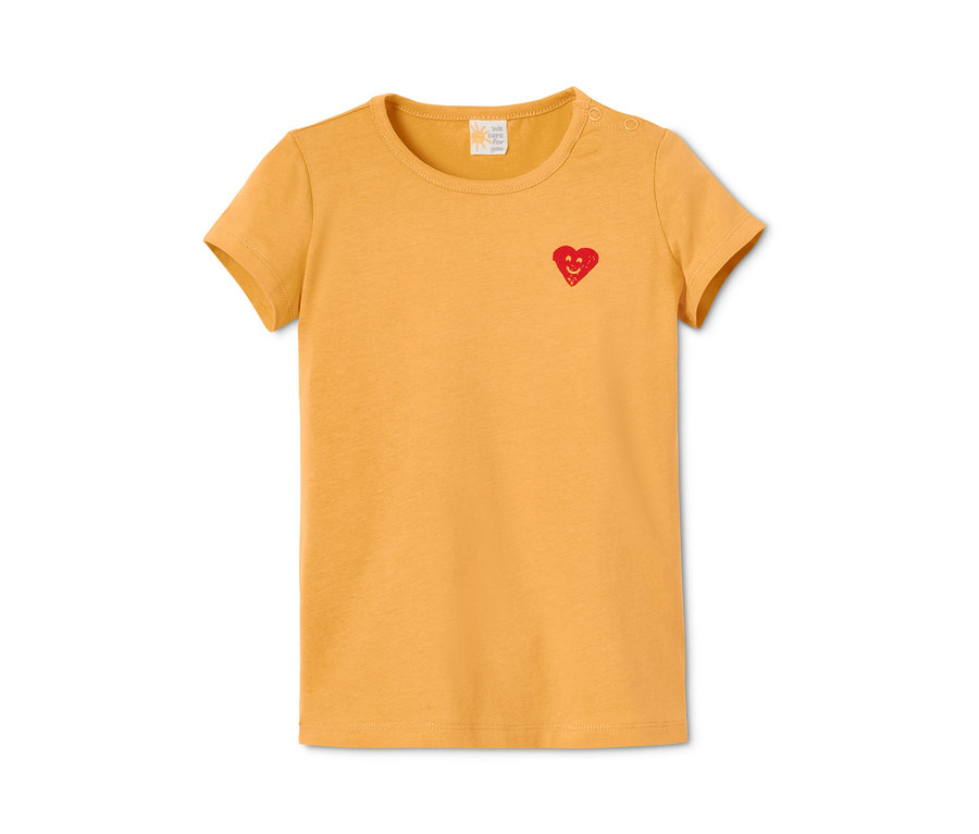 Gelbes T-Shirt aus Bio-Baumwolle mit rotem Herzaufdruck.
