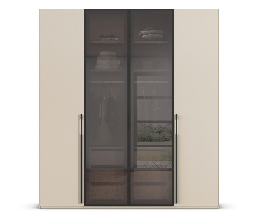 Ein geschlossener Kleiderschrank mit Kleidung.