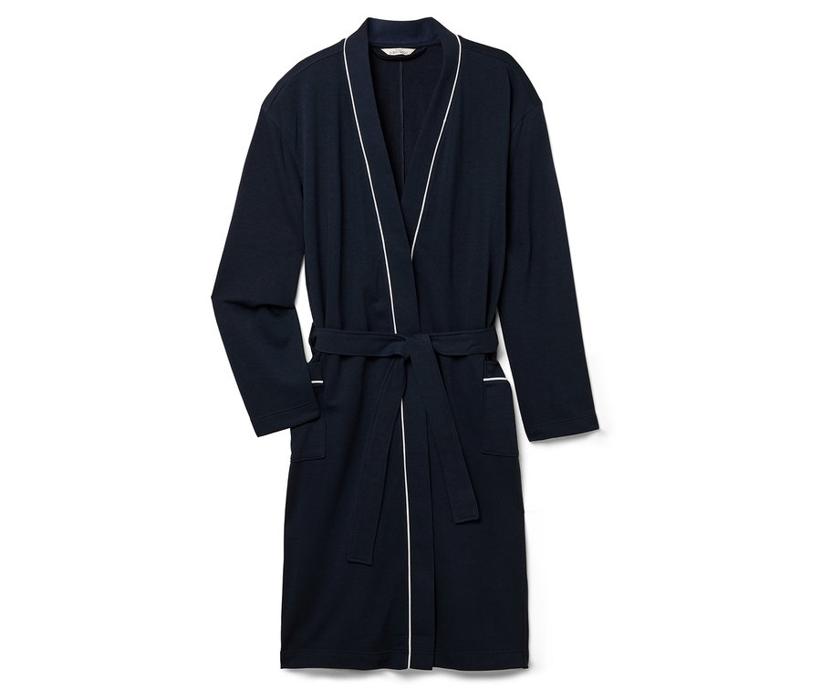 Ein marineblauer Bademantel mit weißer Paspelierung und einem Bindegürtel liegt auf einem weißen Hintergrund.