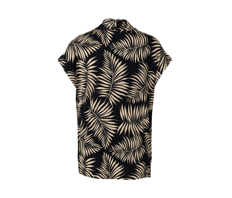 Detailansicht eines bedruckten Blusenshirts mit V-Ausschnitt.